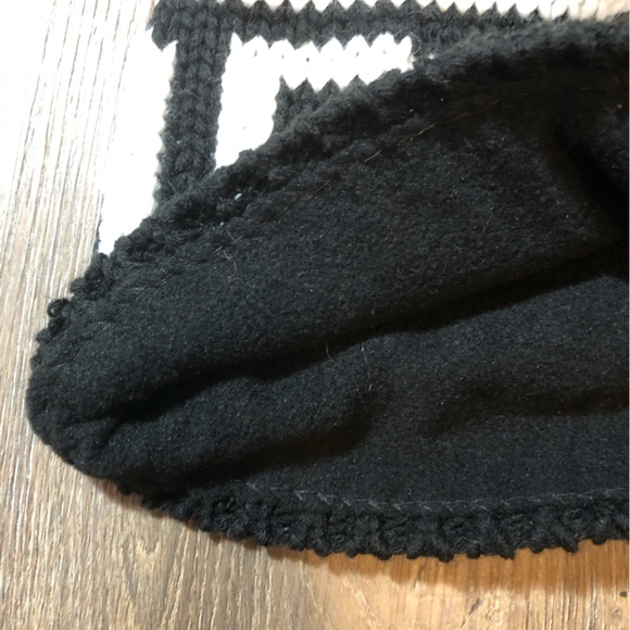 Black & White CANADA Toque - Picture 10 of 11